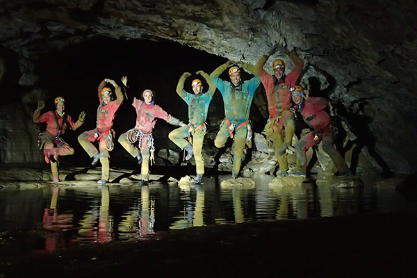 Une bande d'amis sous terre